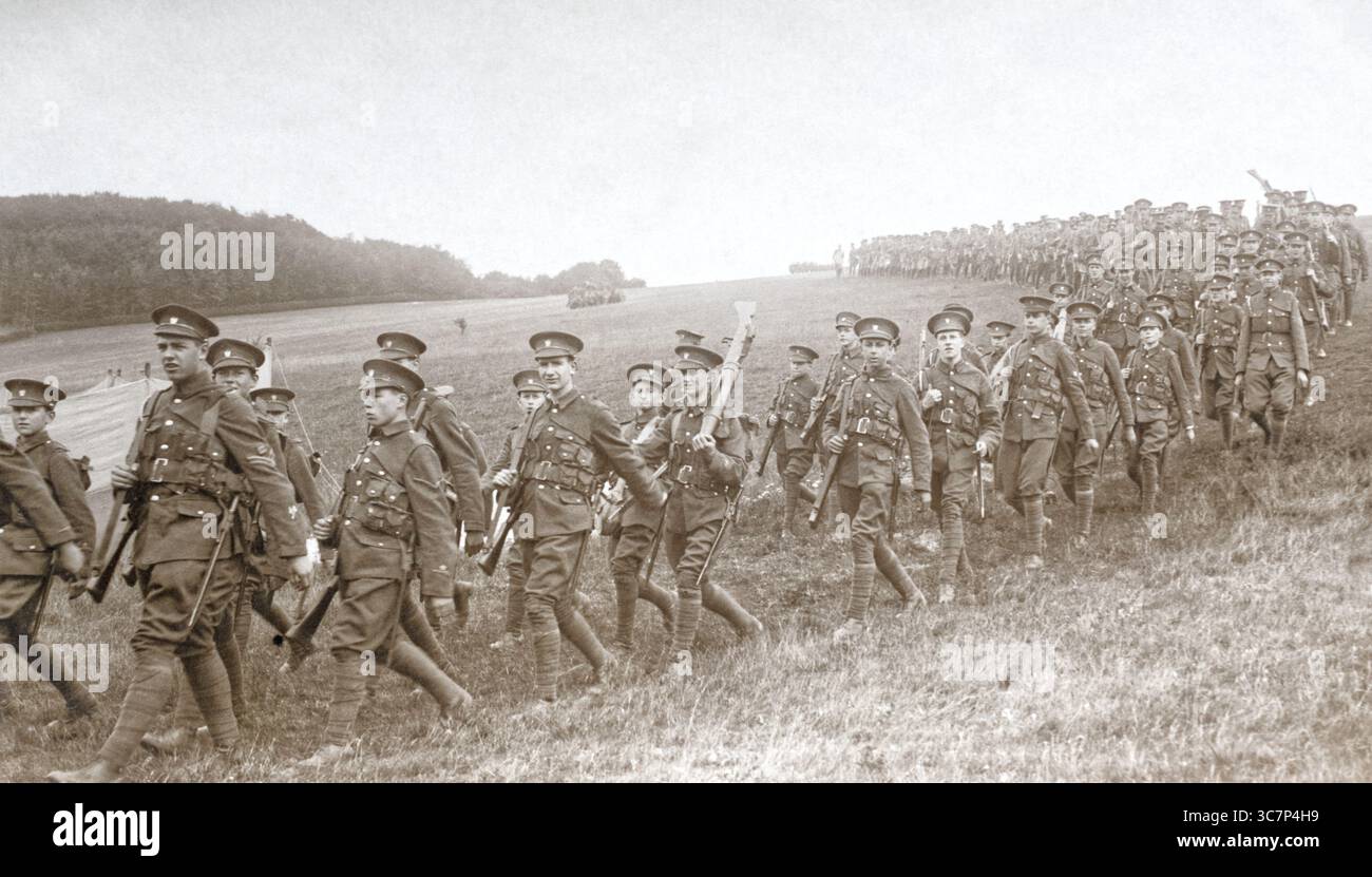 Kinder im Offizierstrainekorps auf Manövern mit Gewehren und einem Lewis-Maschinengewehr während der Zwischenkriegszeit. Stockfoto