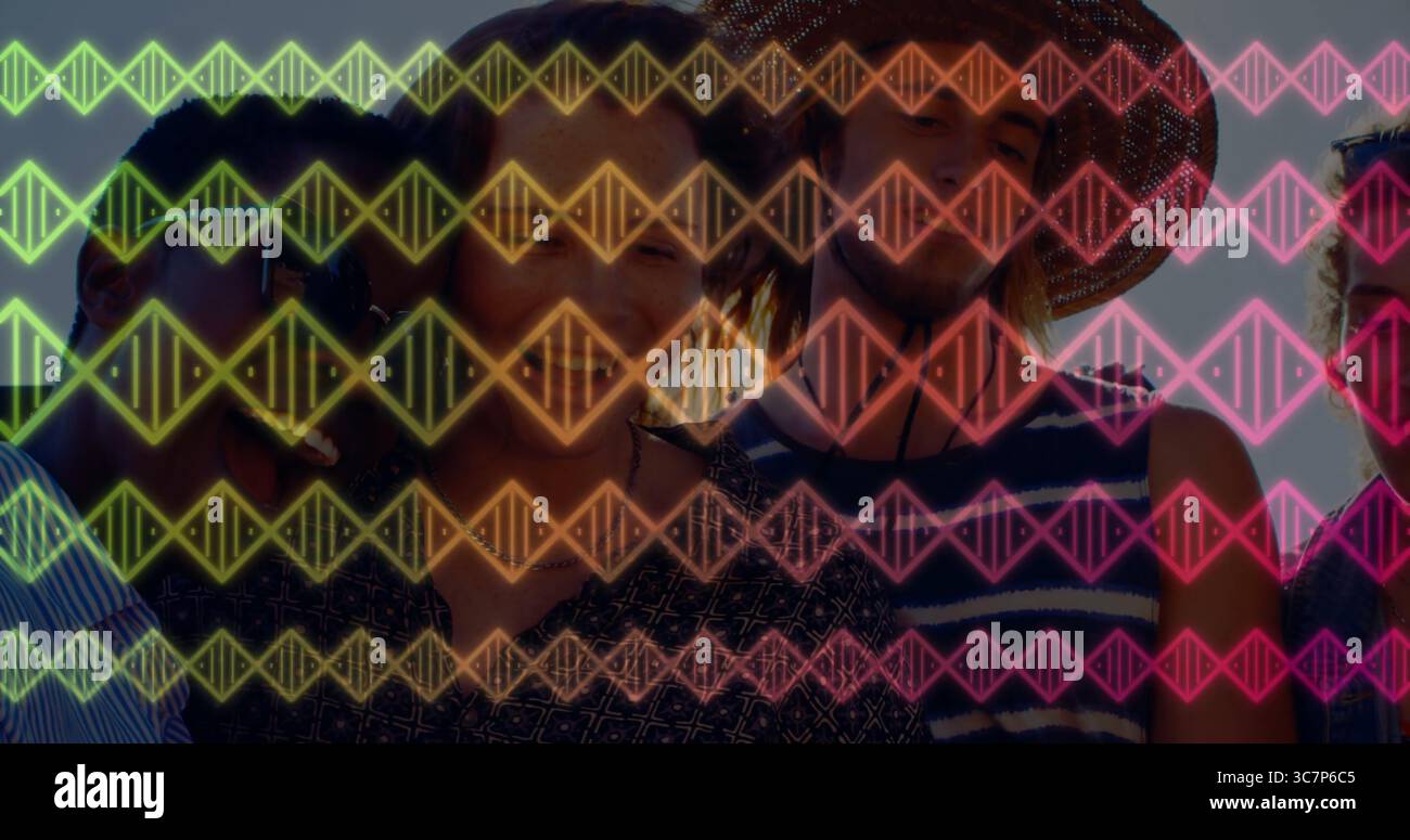 Lächelnde fünf Freunde posieren im Park unter klarem Himmel, mit Neon-DNA-Doppelhelix-Overlays, Strohhut Stockfoto