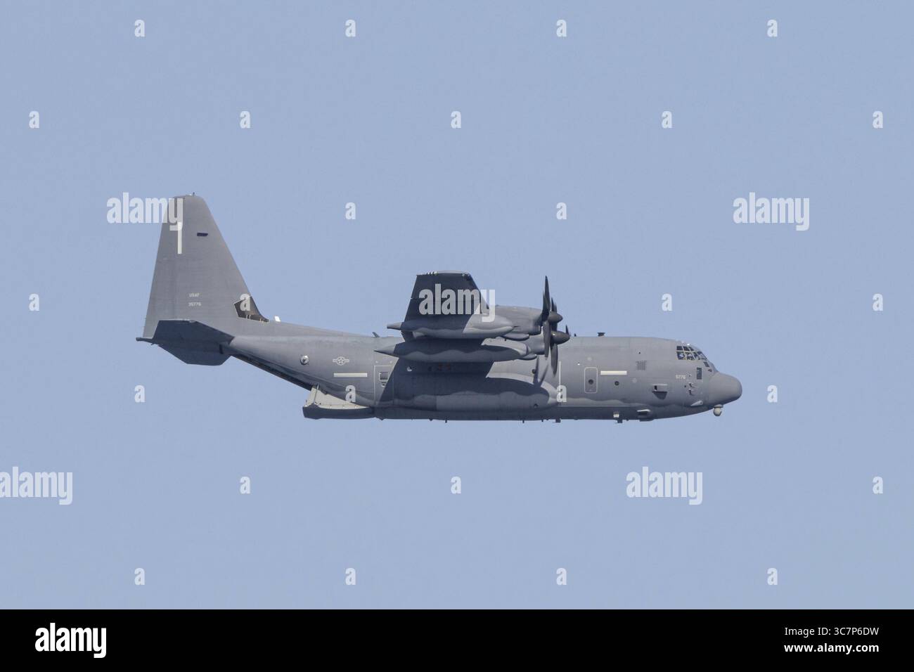 Eine Lockheed Martin MC-130J Commando II, ein Militärflugzeug der US Air Force, fliegt tief über Costa Rei, einem Küstengebiet der italienischen Mittelmeerinsel Stockfoto