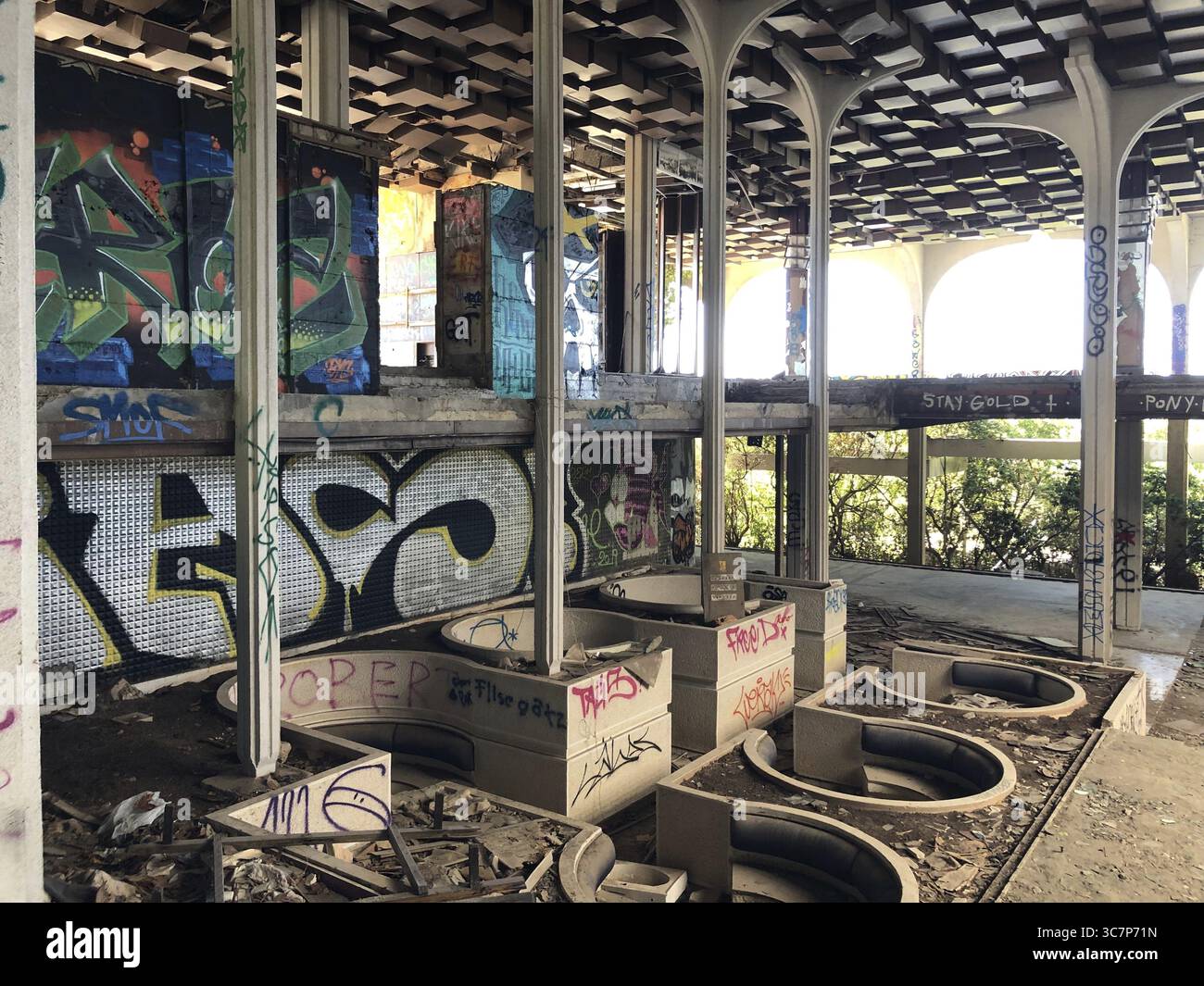 Verlassenes Gebäude mit Graffiti und offenen Strukturen, umgeben von Säulen, Lost Place, ehemaliges Palace Hotel Haludovo auf Krk, Kroatien Stockfoto