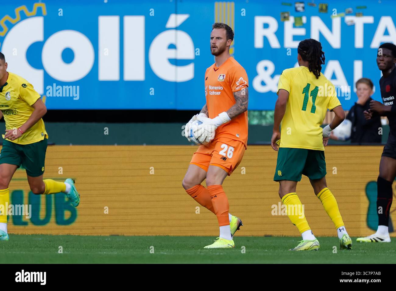 Torhüter Mark Flekken von Bayer Leverkusen kontrolliert den Ball während des Freundschaftsspiels zwischen Fortuna Sittard und Bayer Leverkusen bei for Stockfoto