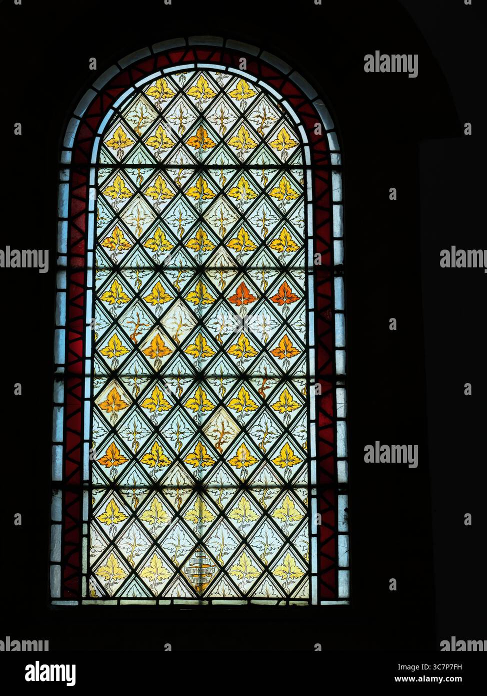 Buntglasfenster der angelsächsischen Kirche All Saints in Brixworth, England. Stockfoto