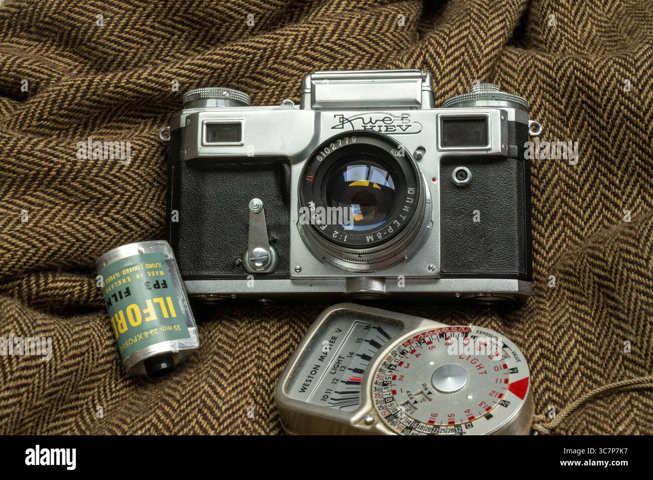Vorderansicht von Harold Wilsons Kiewer Entfernungsmesser-Filmkamera, auf Vintage-Leder- und Tweed-Hintergrund, historisch bedeutsame Fotoausrüstung Stockfoto