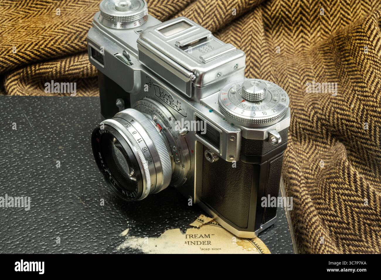Vorderansicht von Harold Wilsons Kiewer Entfernungsmesser-Filmkamera, auf Vintage-Leder- und Tweed-Hintergrund, historisch bedeutsame Fotoausrüstung Stockfoto