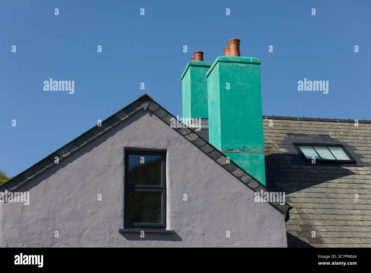 Zuhause mit grünen Kaminen Stockfoto