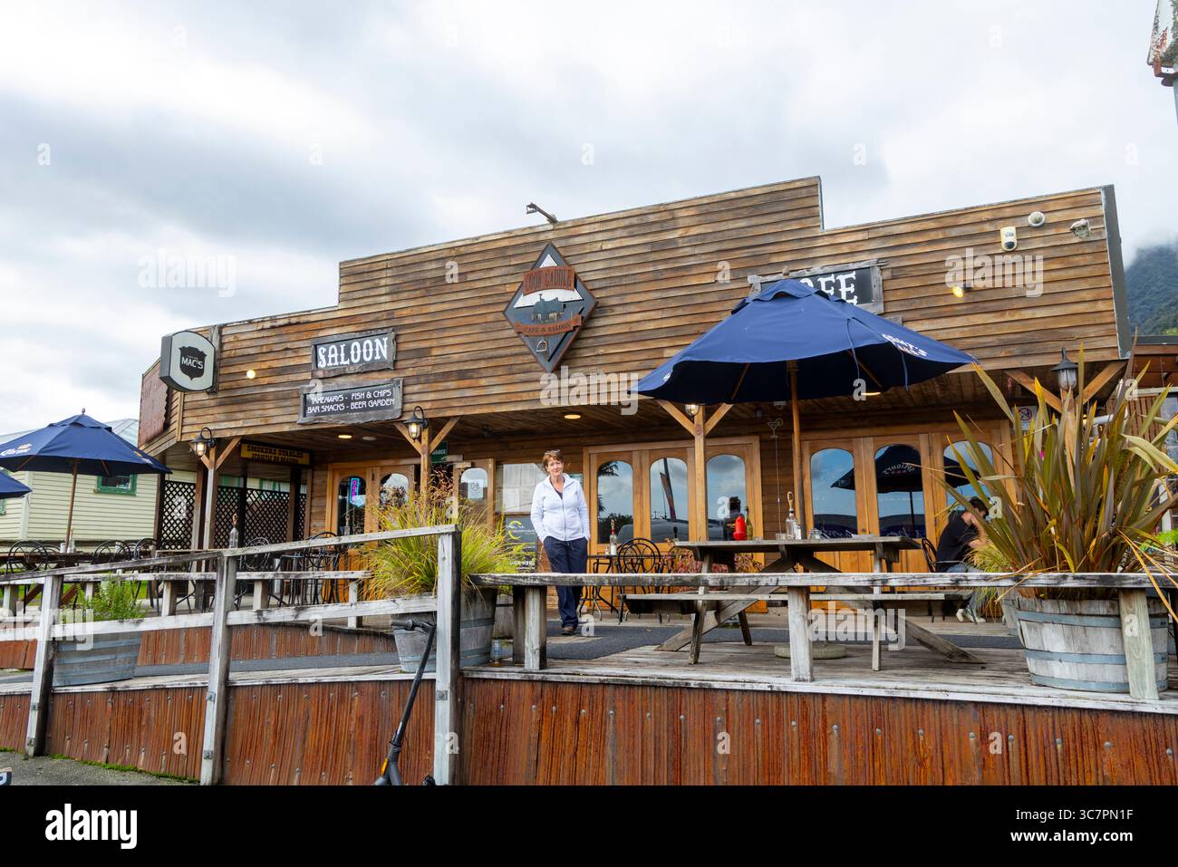 Fox Glacier Township, Cook Saddle Cafe & Saloon Restaurant Bar im Dorfkern, Westland, Neuseeland, Model freigelassen Frau Stockfoto
