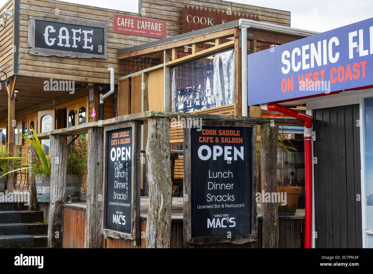 Fox Glacier Township, Cook Saddle Cafe & Saloon Restaurant Bar im Stadtzentrum von Westland, Neuseeland Stockfoto