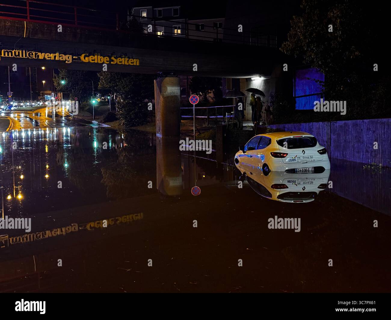 Nürnberg, Deutschland. August 2025. Ein Auto steht in einer überfluteten Straße. Aufgrund des starken Regenfalls in Nürnberg wurden die Feuerwehren in der Stadt zu fast 100 Vorfällen gerufen. Nach eigenen Angaben wurden die Rettungsdienste wegen überfluteter Keller, Straßen und Unterführungen gerufen. Quelle: Sven Grundmann/NEWS5/dpa/Alamy Live News Stockfoto