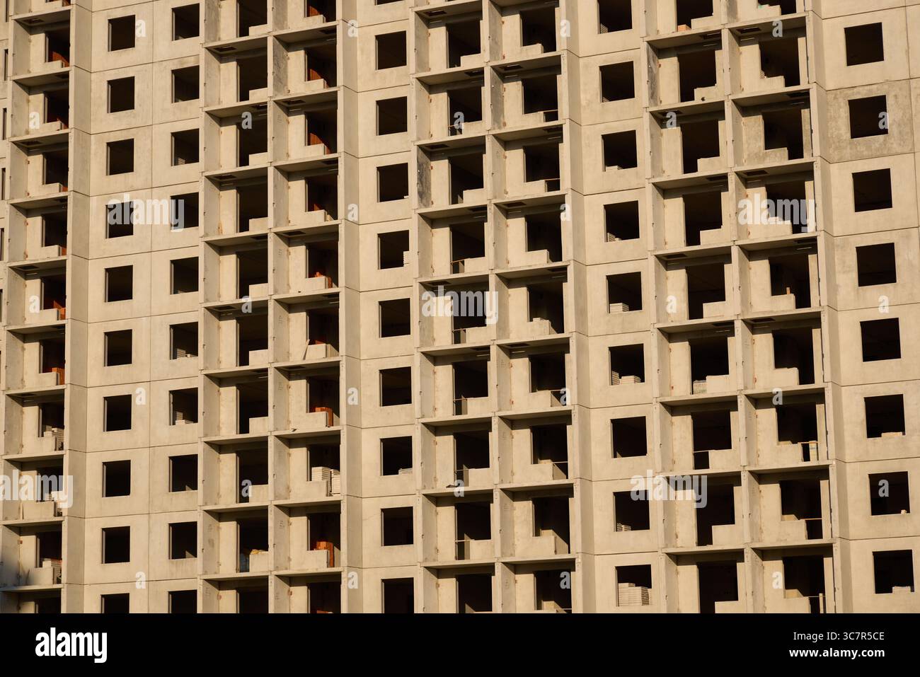Abstrakte Muster auf der Fassade eines zeitgenössischen Betonbaudesigns Stockfoto