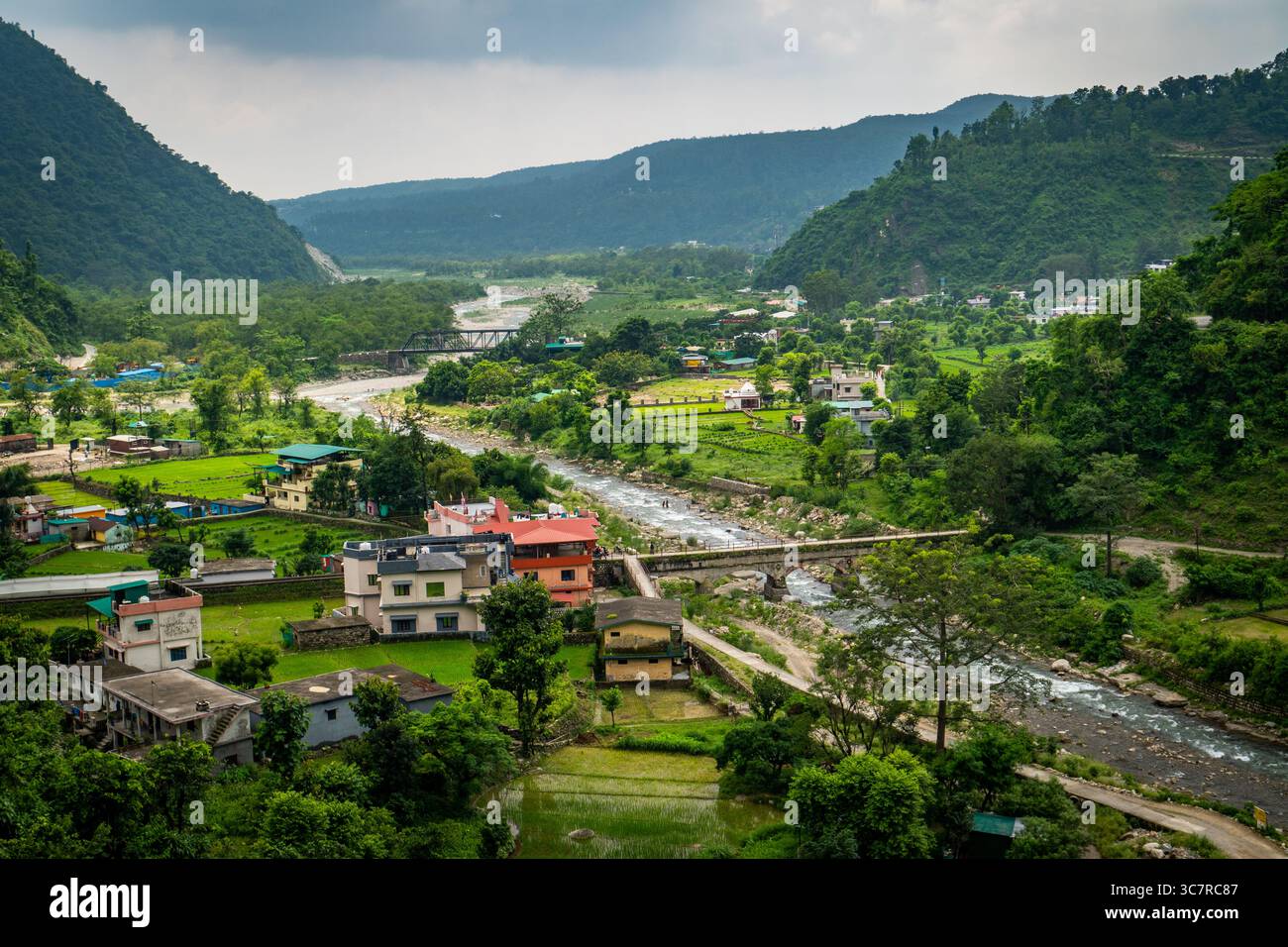 Juli 19.2025 Dehradun Uttarakhand Indien. Malerische Dörfer von Maldevta, die in üppigem Grün am Song River in der Nähe von Dehradun, Uttarakhand, Indi, blühen Stockfoto
