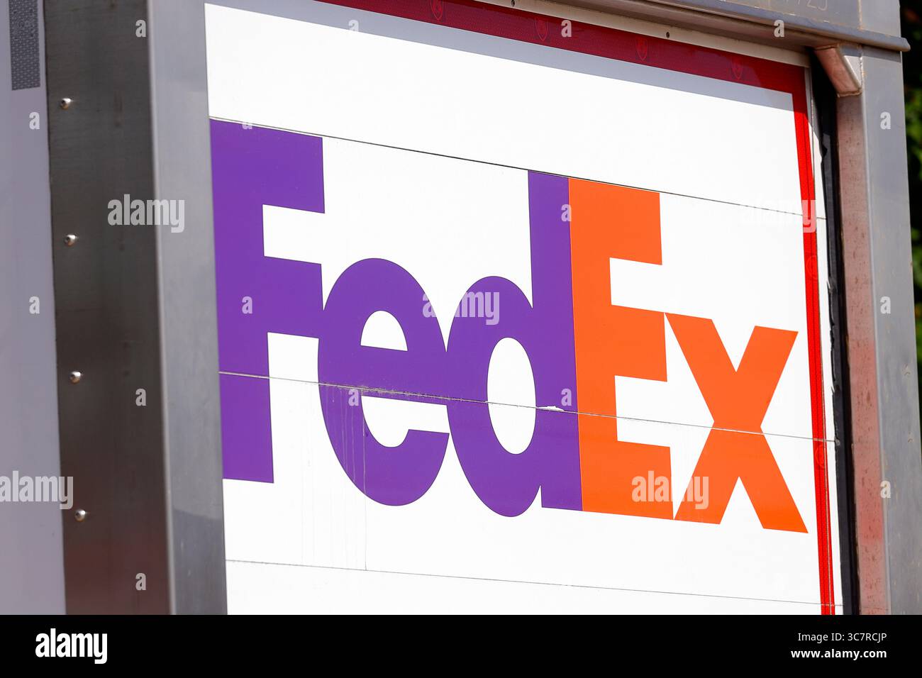 FED Ex-Logo auf der Rückseite eines Lieferwagens Stockfoto