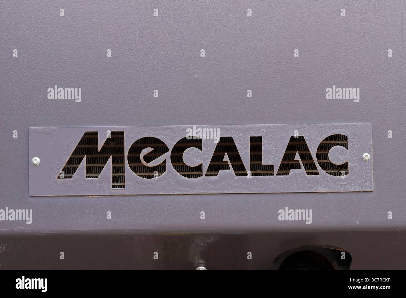 Nahaufnahme des Mecalac-Brandings auf einem nach vorn kippenden Muldenkipper Stockfoto