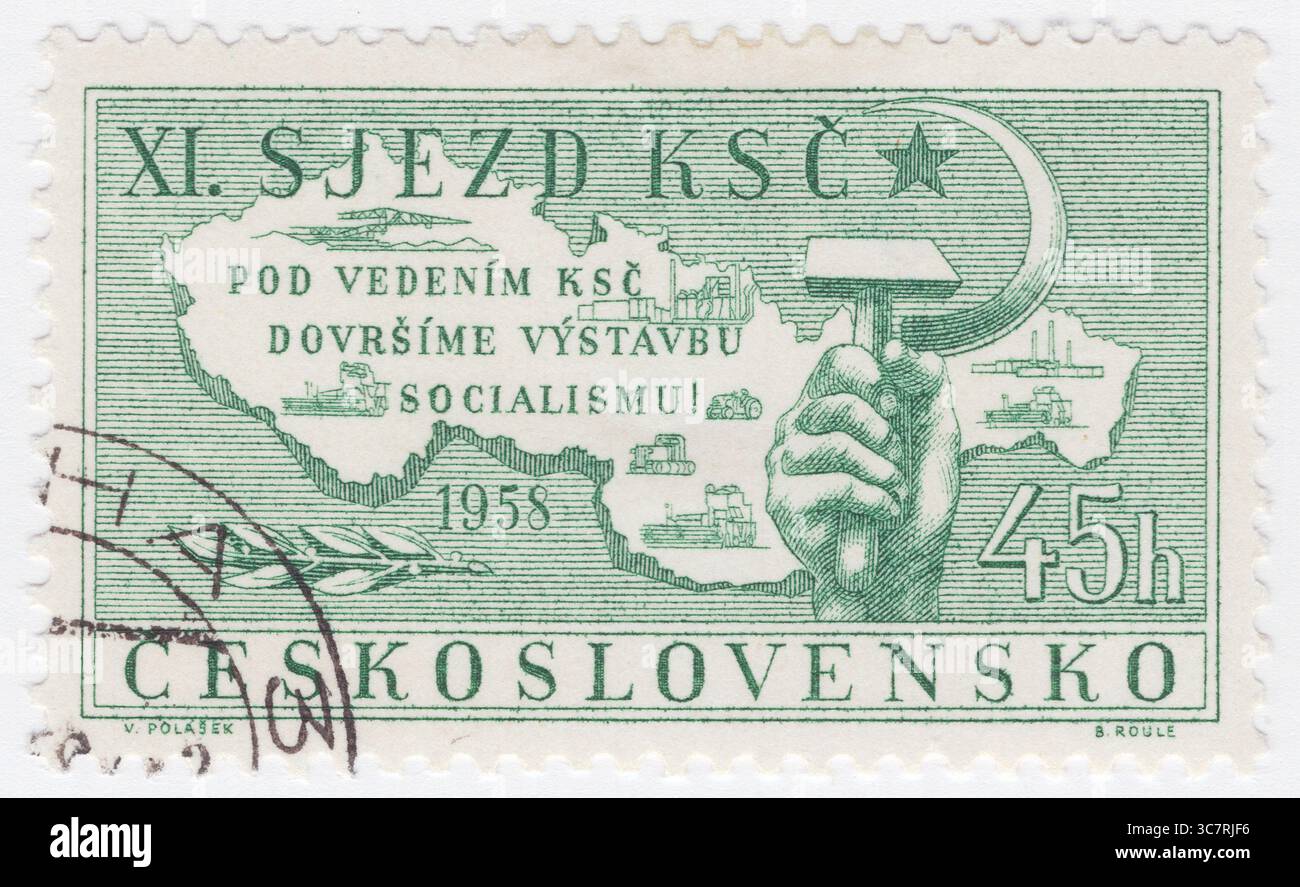 TSCHECHOSLOWAKEI - 26. Mai 1958: 45 haléř Grüner Briefmarke mit der Karte der Tschechoslowakei, Stern, Hammer, Sichel, Harvesters, Fabriken, Traktoren und Krane. 11. Kongress der Kommunistischen Partei Tschechiens Stockfoto TSCHECHOSLOWAKEI - 26. Mai 1958: 45 haléř Grüner Briefmarke mit der Karte der Tschechoslowakei, Stern, Hammer, Sichel, Harvesters, Fabriken, Traktoren und Krane. 11. Kongress der Kommunistischen Partei Tschechiens Stockfoto