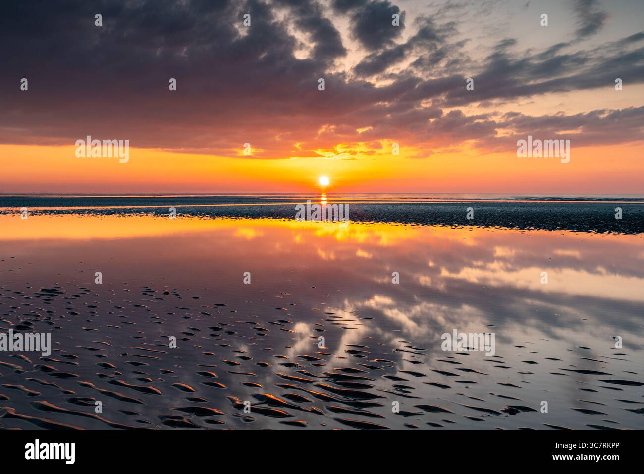 Herrliche Sky Reflection, Clogherhead Beach, County Louth, Republik Irland Stockfoto