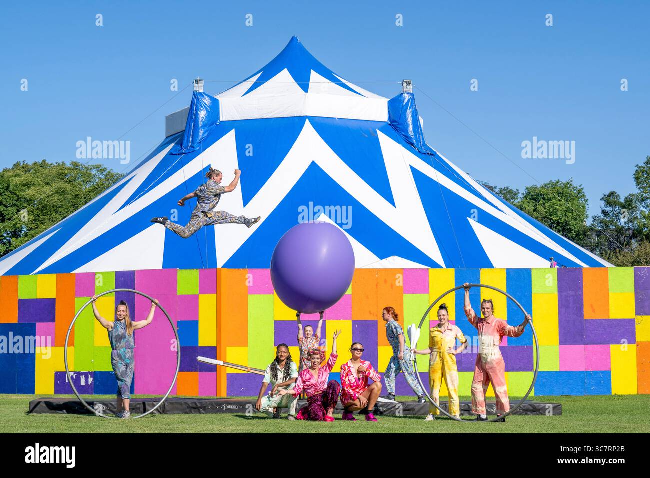 KOSTENLOSE ERSTE VERWENDUNG FÜR REDAKTIONELLE Bilder von Lesley Martin, 2. August 2025. Der preisgekrönte Revel Puck Circus ist in den Meadows Ahead Stockfoto
