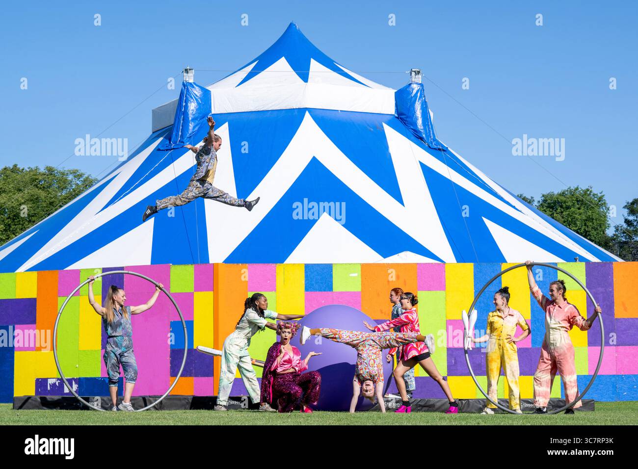 KOSTENLOSE ERSTE VERWENDUNG FÜR REDAKTIONELLE Bilder von Lesley Martin, 2. August 2025. Der preisgekrönte Revel Puck Circus ist in den Meadows Ahead Stockfoto