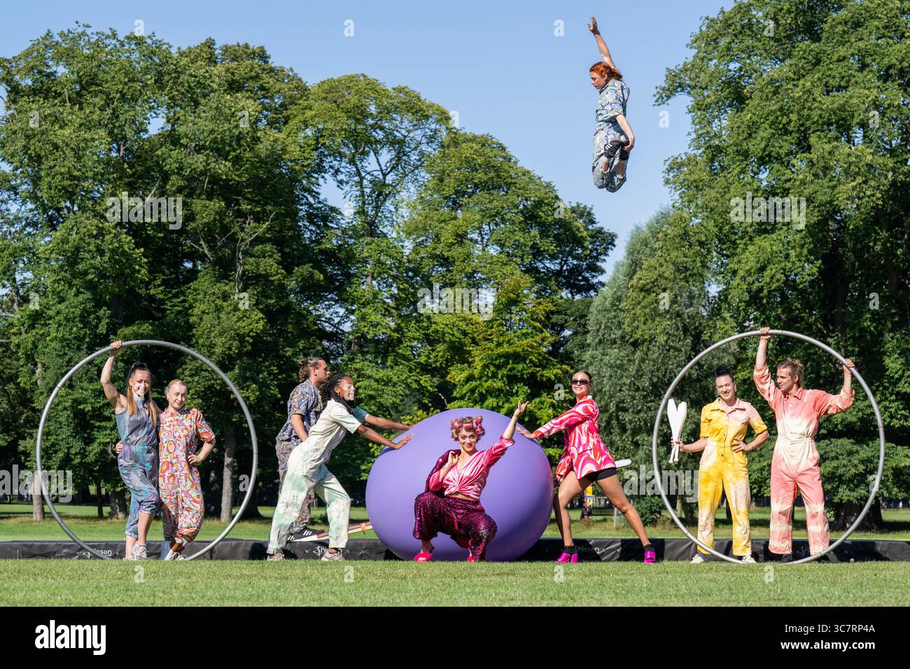 KOSTENLOSE ERSTE VERWENDUNG FÜR REDAKTIONELLE Bilder von Lesley Martin, 2. August 2025. Der preisgekrönte Revel Puck Circus ist in den Meadows Ahead Stockfoto