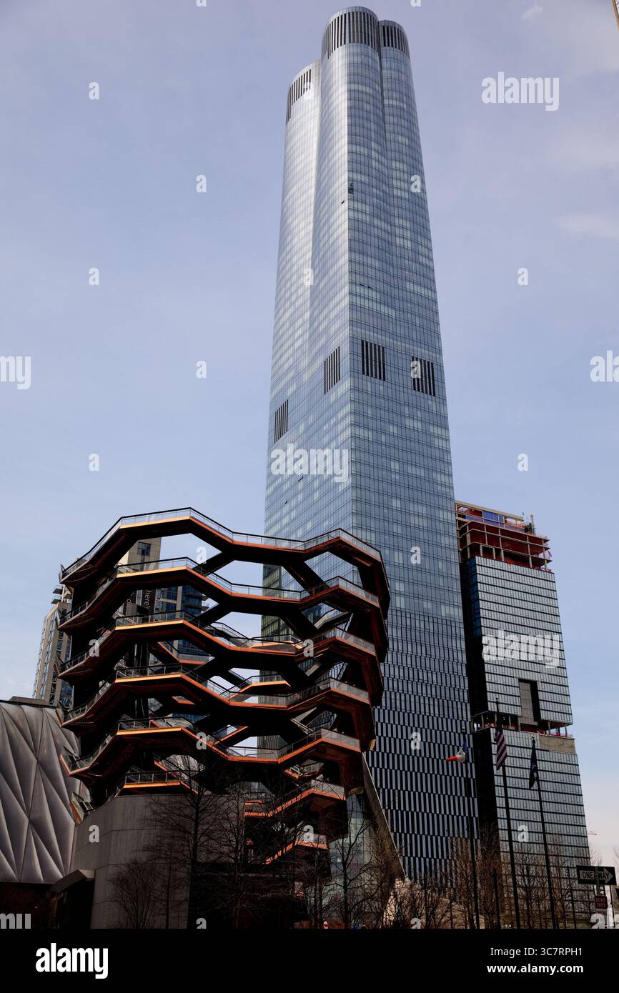 Die verglaste Fassade aus 15 Hudson Yards erhebt sich über Manhattans West Side in einen weichen, bewölkten Himmel und fängt die elegante Modernität der legendären Skyline von New York ein. Stockfoto