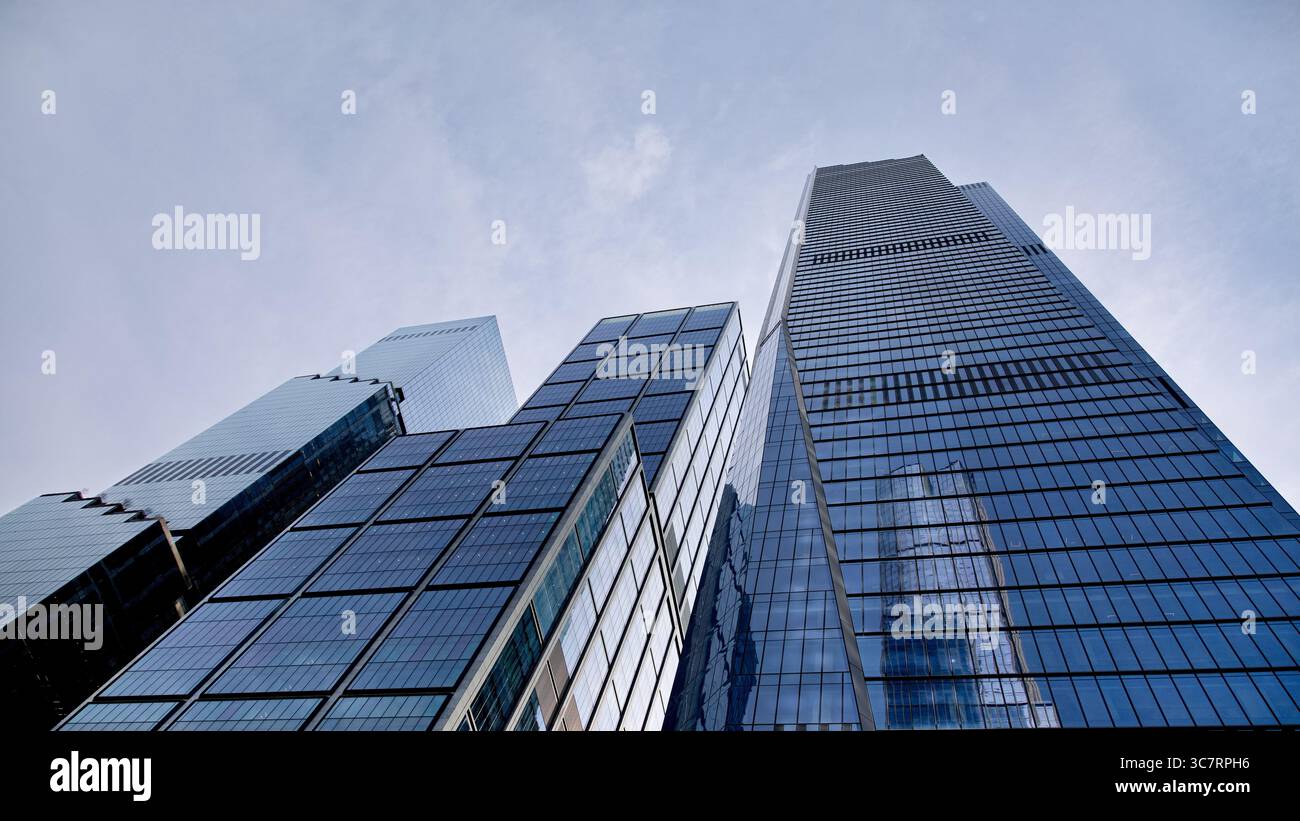 Diese West Side Manhattan Perspektive blickt auf 35 Hudson Yards und glasverkleidete Türme und zeigt die elegante Skyline von New York City unter klarem Himmel. Stockfoto