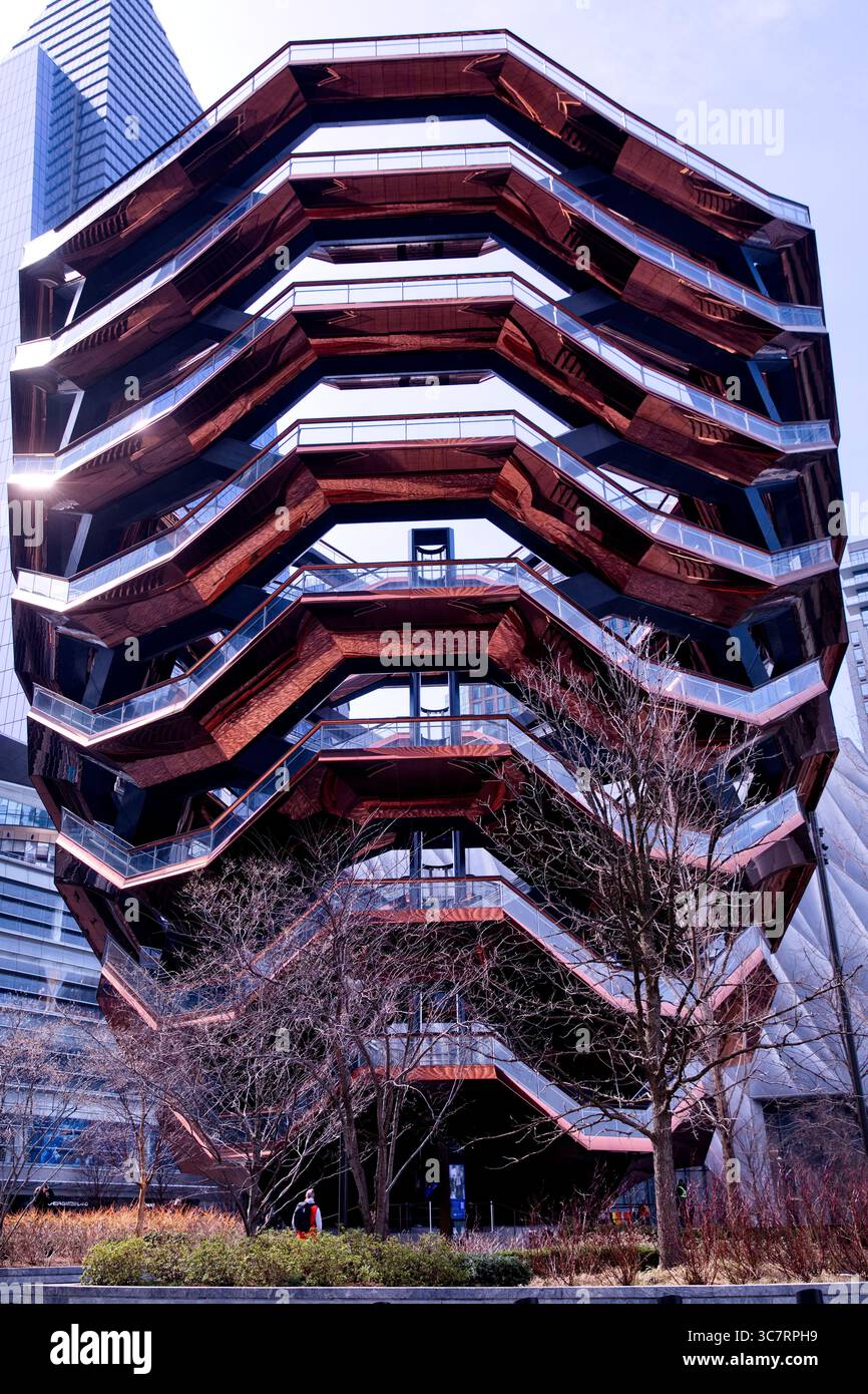 Die Wabentreppen des Schiffes ragen gegen die Türme von Hudson Yards und zeigen Manhattans innovative urbane Architektur in einer eleganten West Side Stockfoto