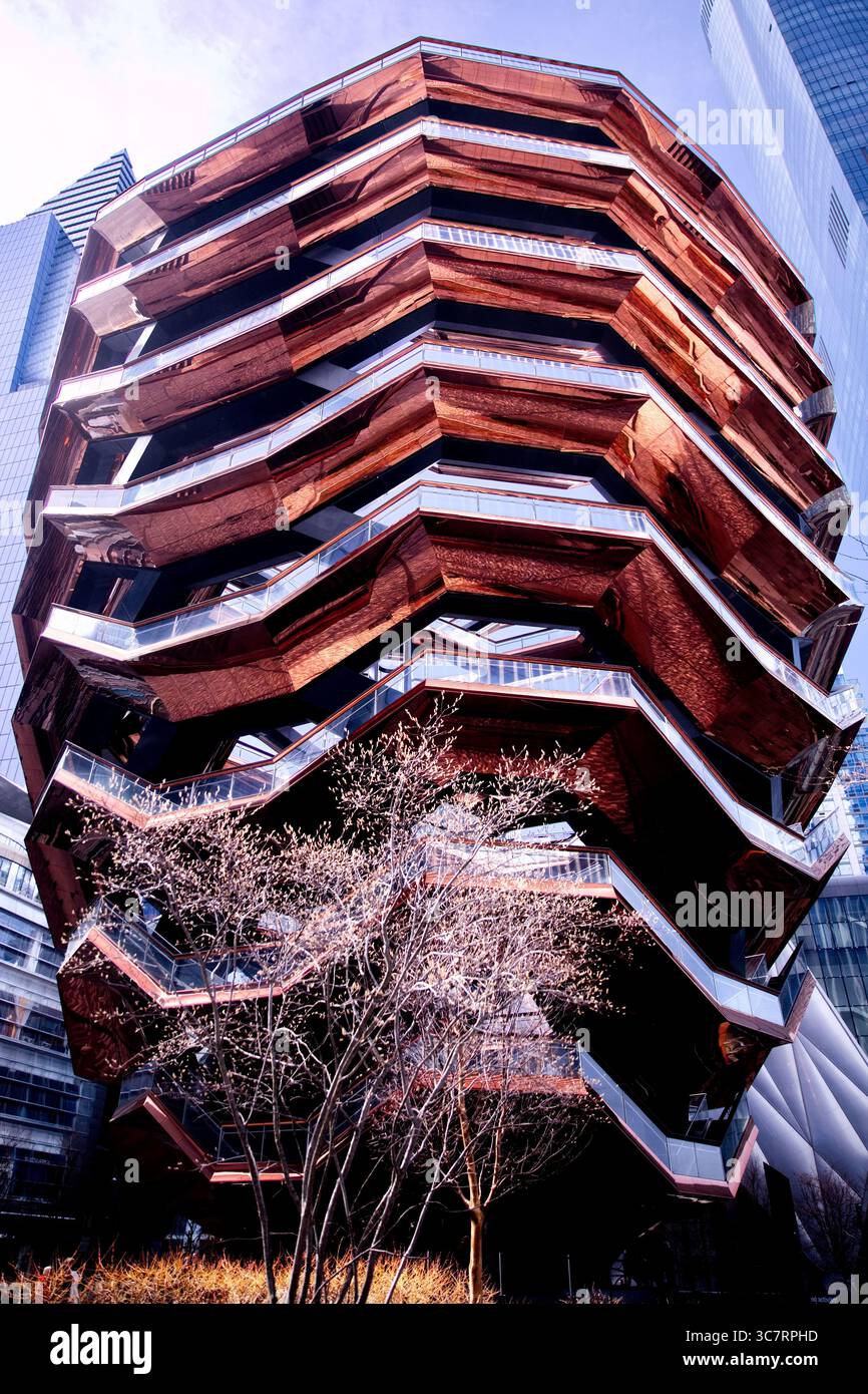 Die Wabentreppen des Schiffes erheben sich gegen die eleganten Türme von Hudson Yards und zeigen die Innovation der Manhattan West Side in architektonischer Brillanz. Stockfoto