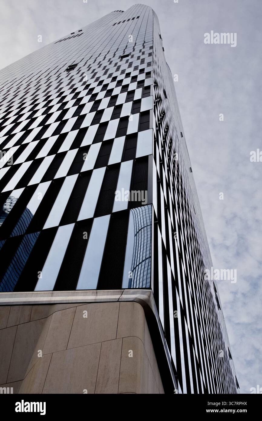 Bewundern Sie 35 Hudson Yards über Manhattans West Side, deren glasverkleidete Fassade die dynamische Skyline von New York City und den modernen urbanen Geist widerspiegelt. Stockfoto