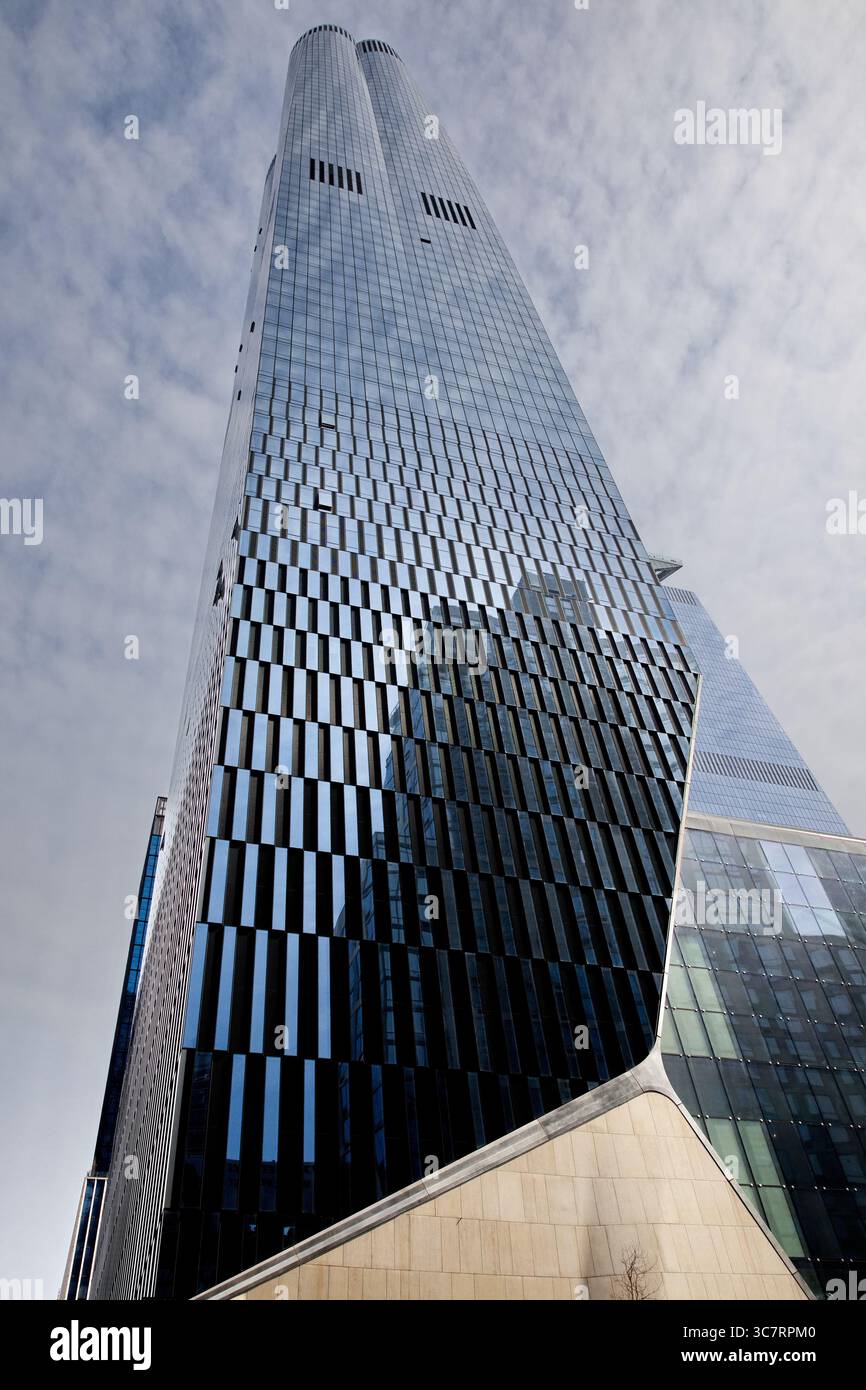 Bewundern Sie die elegante Glasfassade von 35 Hudson Yards, die sich über Manhattans West Side Skyline erhebt und die urbane Energie und architektonische Innovation widerspiegelt. Stockfoto