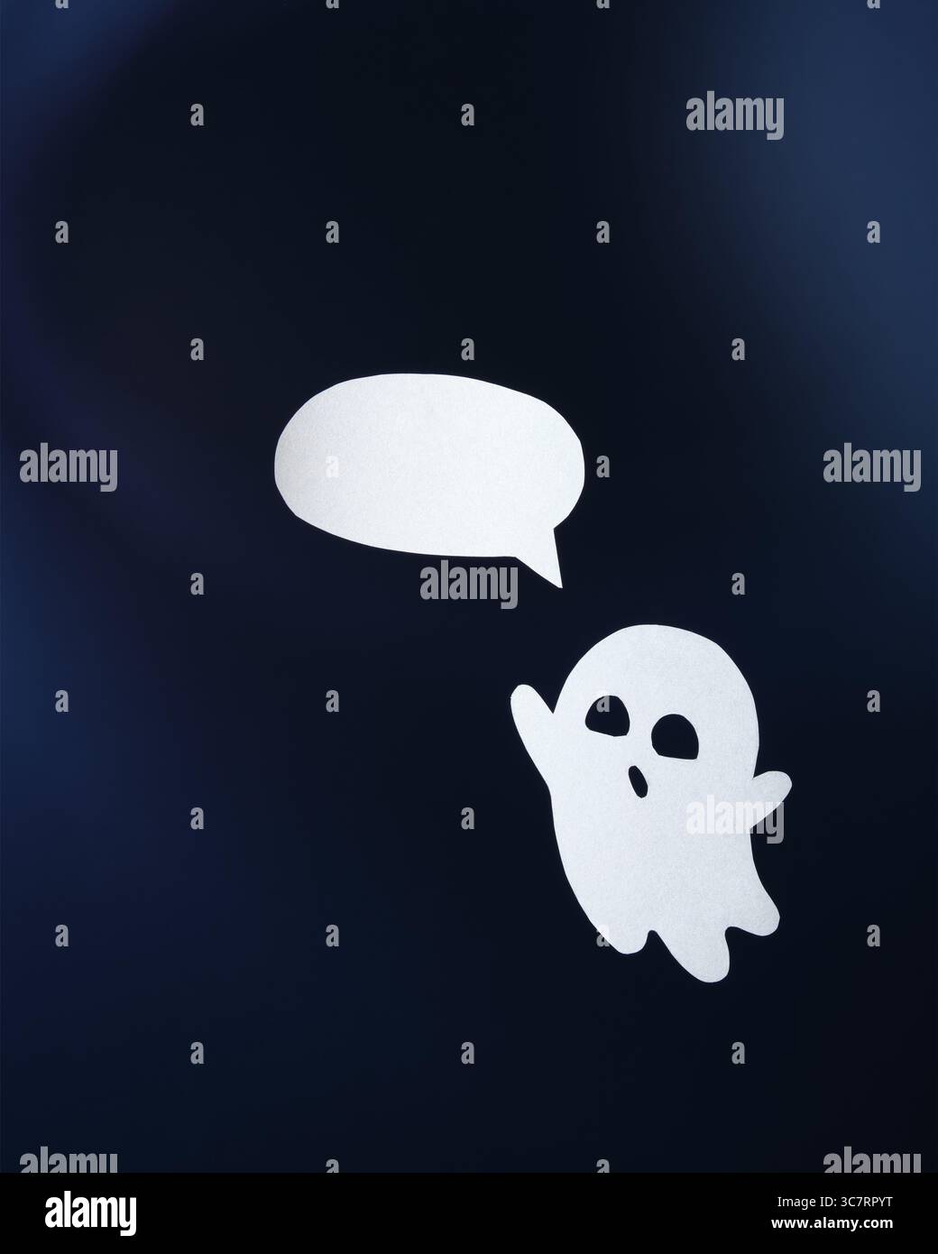 Freundlicher Papiergeist mit einer Blase für Text auf blauem Hintergrund Stockfoto