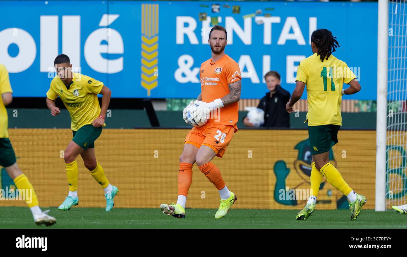 Torhüter Mark Flekken von Bayer Leverkusen kontrolliert den Ball während des Freundschaftsspiels zwischen Fortuna Sittard und Bayer Leverkusen bei for Stockfoto