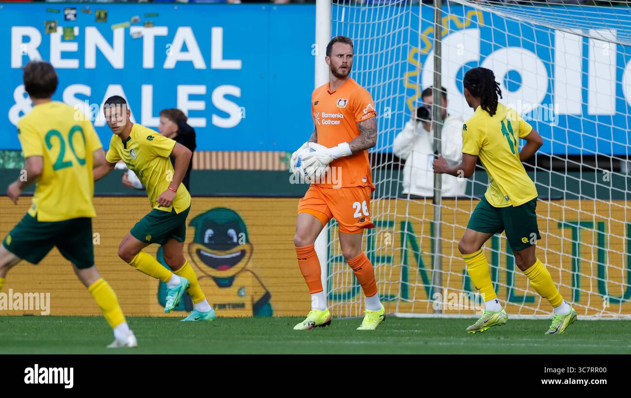 Torhüter Mark Flekken von Bayer Leverkusen kontrolliert den Ball während des Freundschaftsspiels zwischen Fortuna Sittard und Bayer Leverkusen bei for Stockfoto