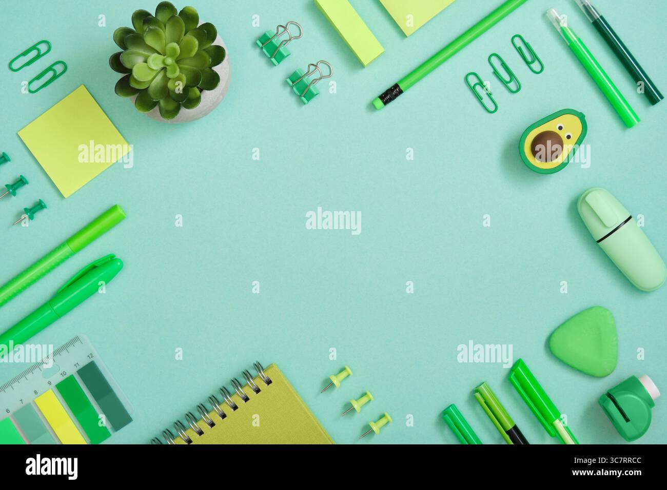 Rahmen aus grünem Schul- und Büropapier auf hellem mintfarbenen Hintergrund. Flach, Copyspace Stockfoto