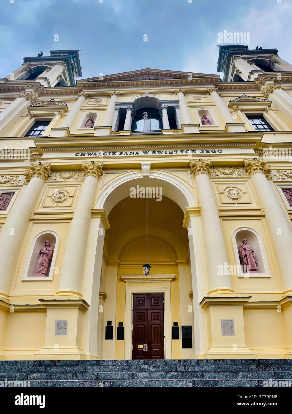 Die Allerheiligen-Kirche in Warschau, Polen. - Smartphone-aufgenommenes Stockfoto