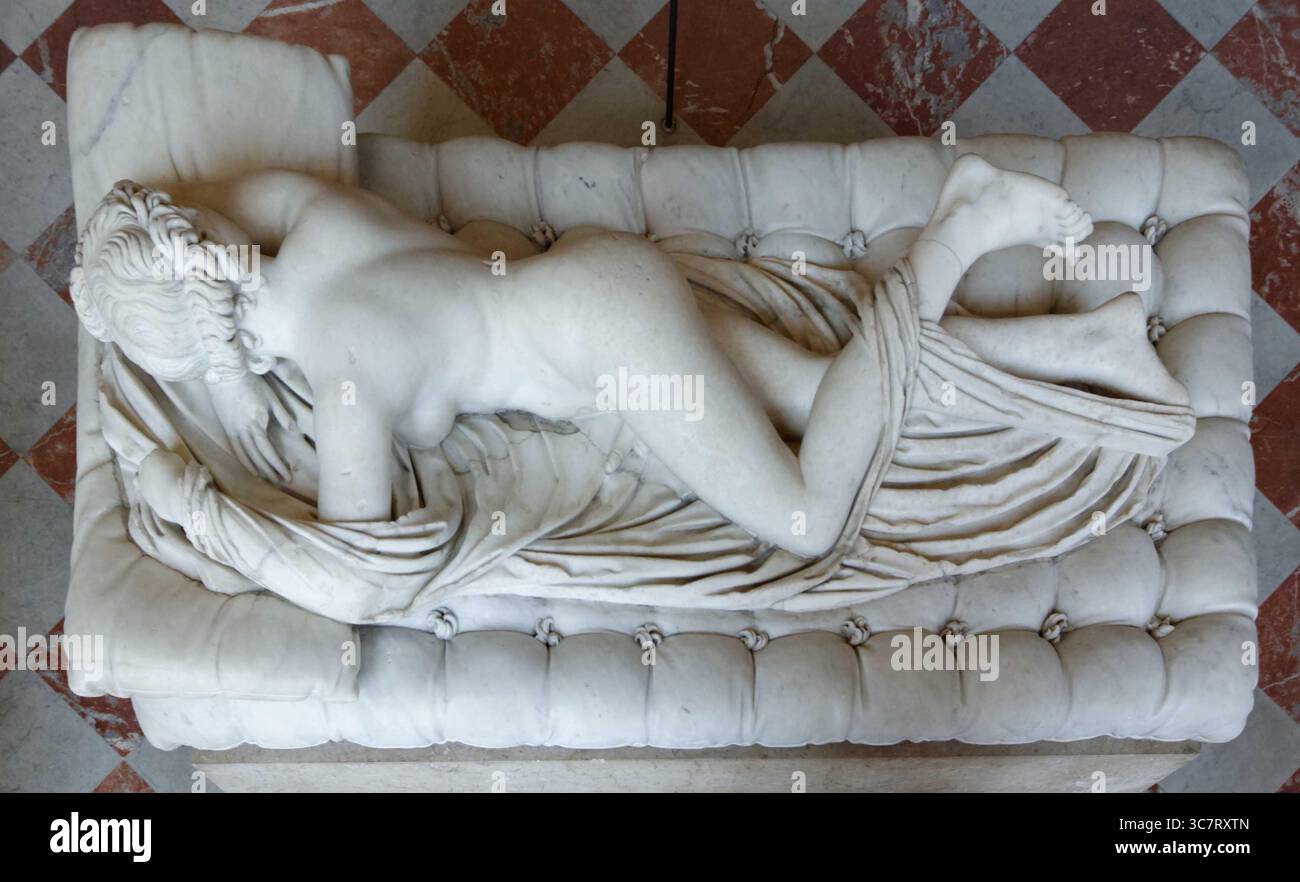 Schlafender Hermaphroditus. Hermaphroditus: Griechischer Marmor, römische Kopie des 2. Jahrhunderts n. Chr. nach einem hellenistischen Original aus dem 2. Jahrhundert v. Chr., restauriert 1619 von David Larique; Matratze: Carrara-Marmor, hergestellt von Gianlorenzo Bernini im Jahr 1619 auf Wunsch von Kardinal Borghese. Stockfoto