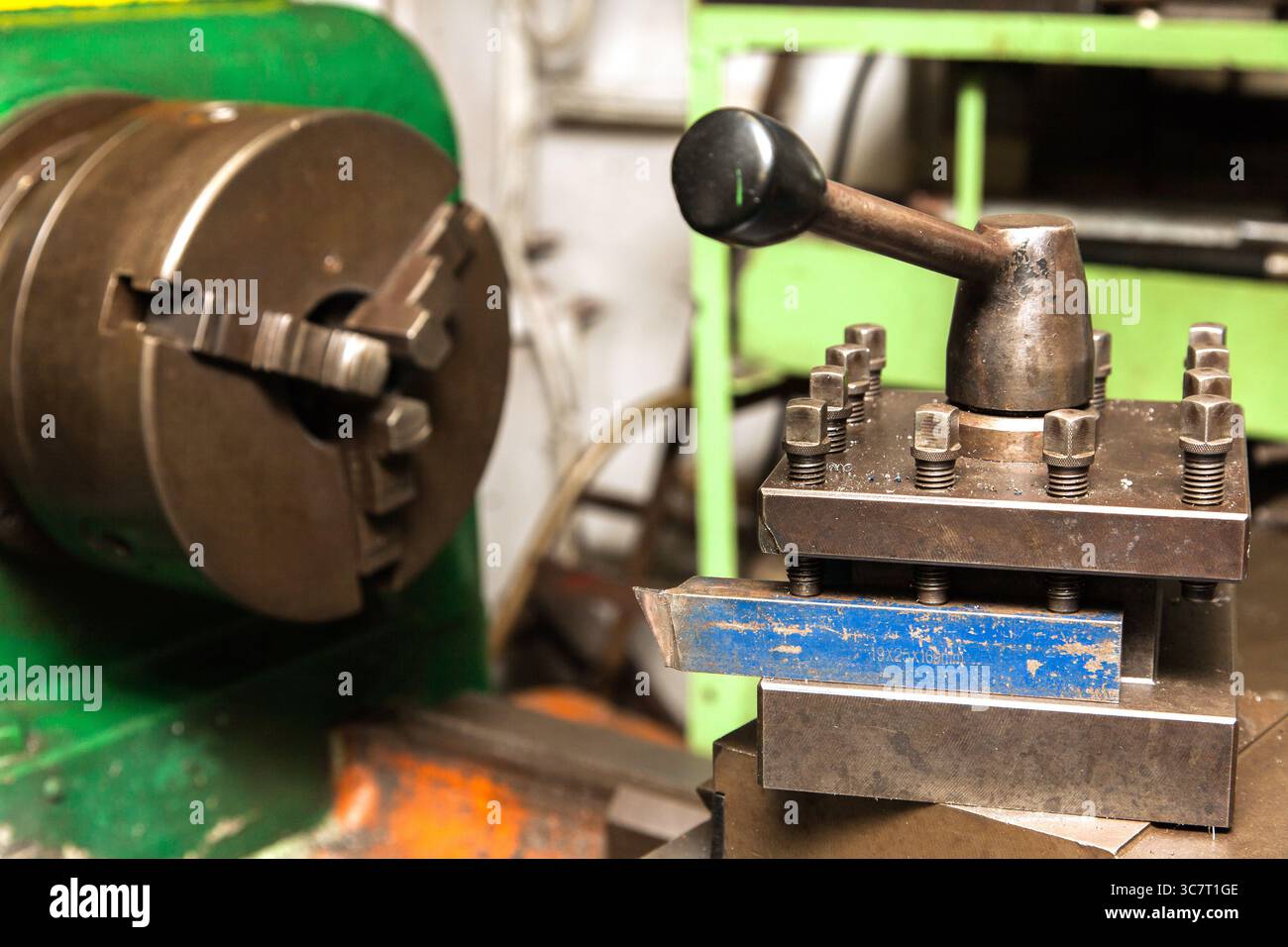 Drehen eines Stahlknüppels auf einer Drehmaschine mit einem Fräser. Stockfoto