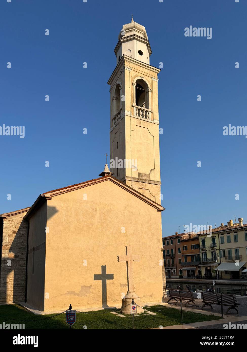Am frühen Morgen Licht- und kreuzende Schatten auf der Kirche San Nicolo am Hafen von Lazise am Gardasee, Italien Stockfoto