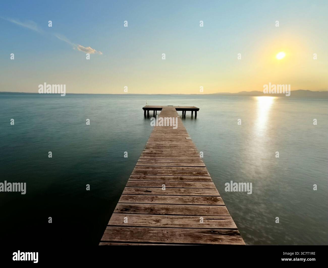 Holzsteg am Gardasee in der Nähe von Lazise mit Sonne am späten Nachmittag Stockfoto