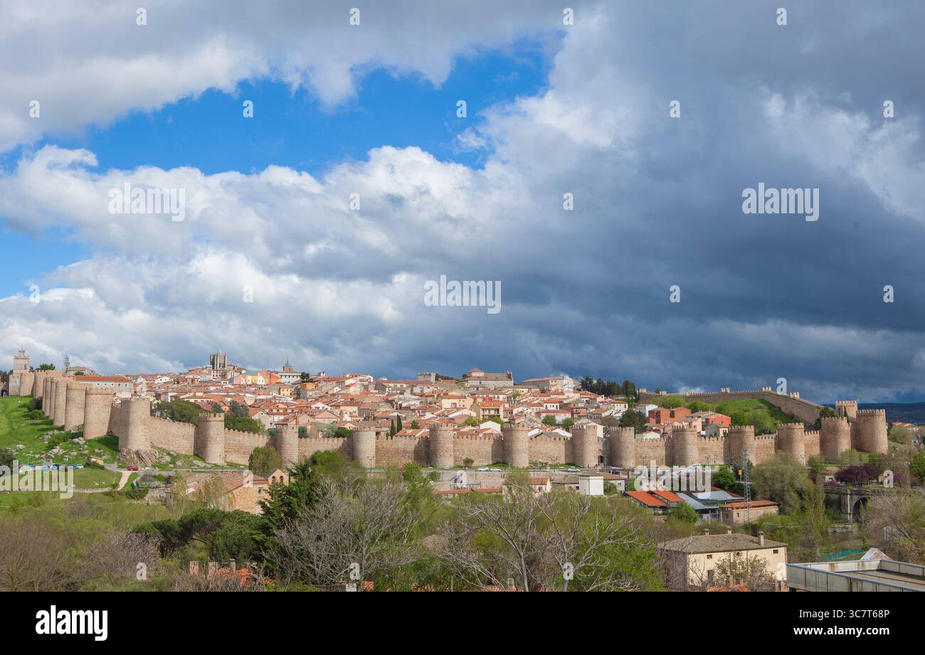 Mauern von Avila, fertiggestellt zwischen dem 11. Und 14. Jahrhundert, Spanien. Übersicht über den geschlossenen Bereich Stockfoto