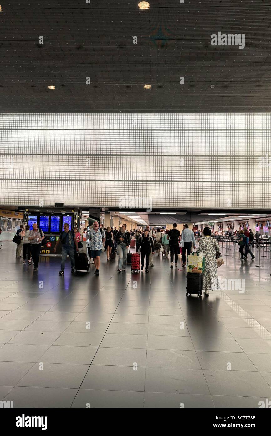 BARCELONA, SPANIEN, 29. MAI 2024: Geräumiges modernes Terminal am El Prat International Airport in Barcelona mit Fluggästen und Reiseinfrastruktur Stockfoto