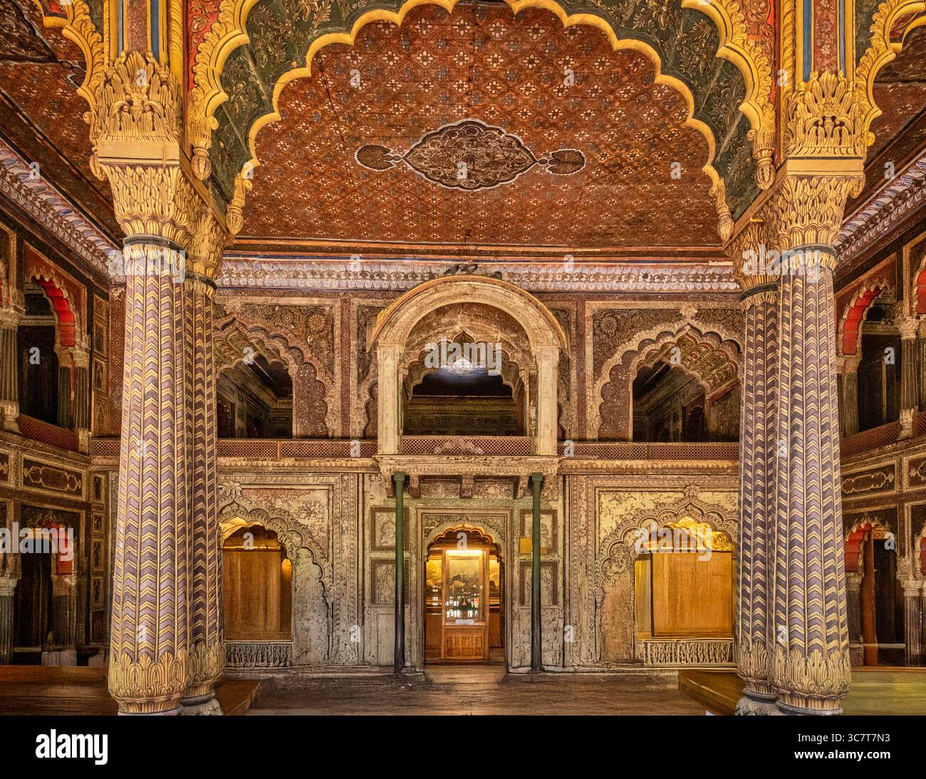 Der Sommerpalast von Tipu Sultan in Bangalore zeigt indoislamische Architektur und ist ein Symbol für Indiens reiches historisches Erbe. Stockfoto