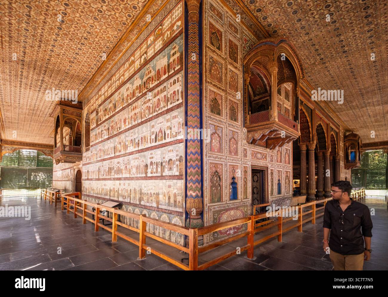 Der Sommerpalast von Tipu Sultan in Bangalore zeigt indoislamische Architektur und ist ein Symbol für Indiens reiches historisches Erbe. Stockfoto