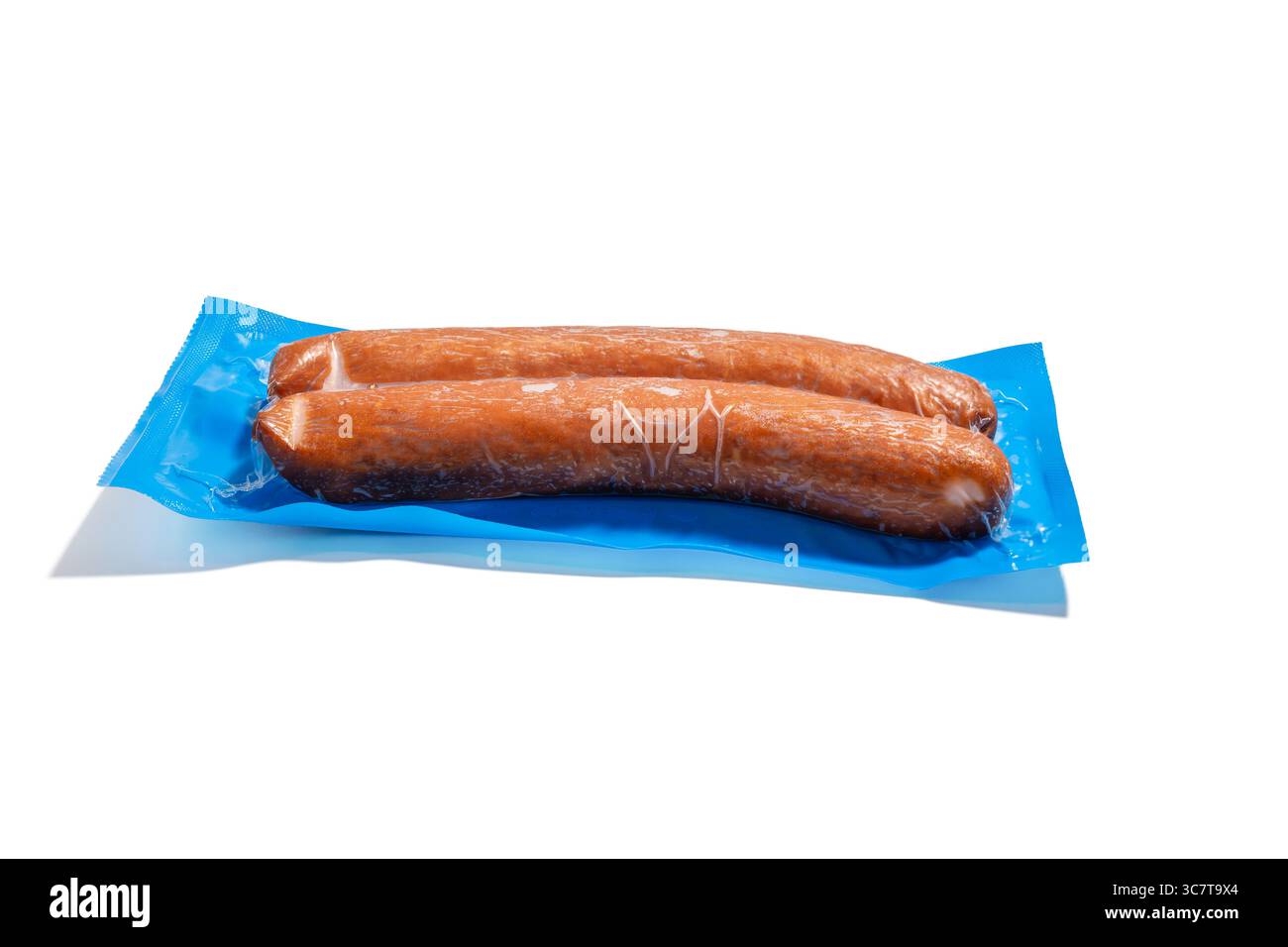 Zwei Würstchen in blauer Vakuumverpackung. Zwei geräucherte Würstchen, vakuumverpackt auf blauem Kunststoff. Die Verpackung ist hermetisch versiegelt und isoliert auf einem dargestellt Stockfoto