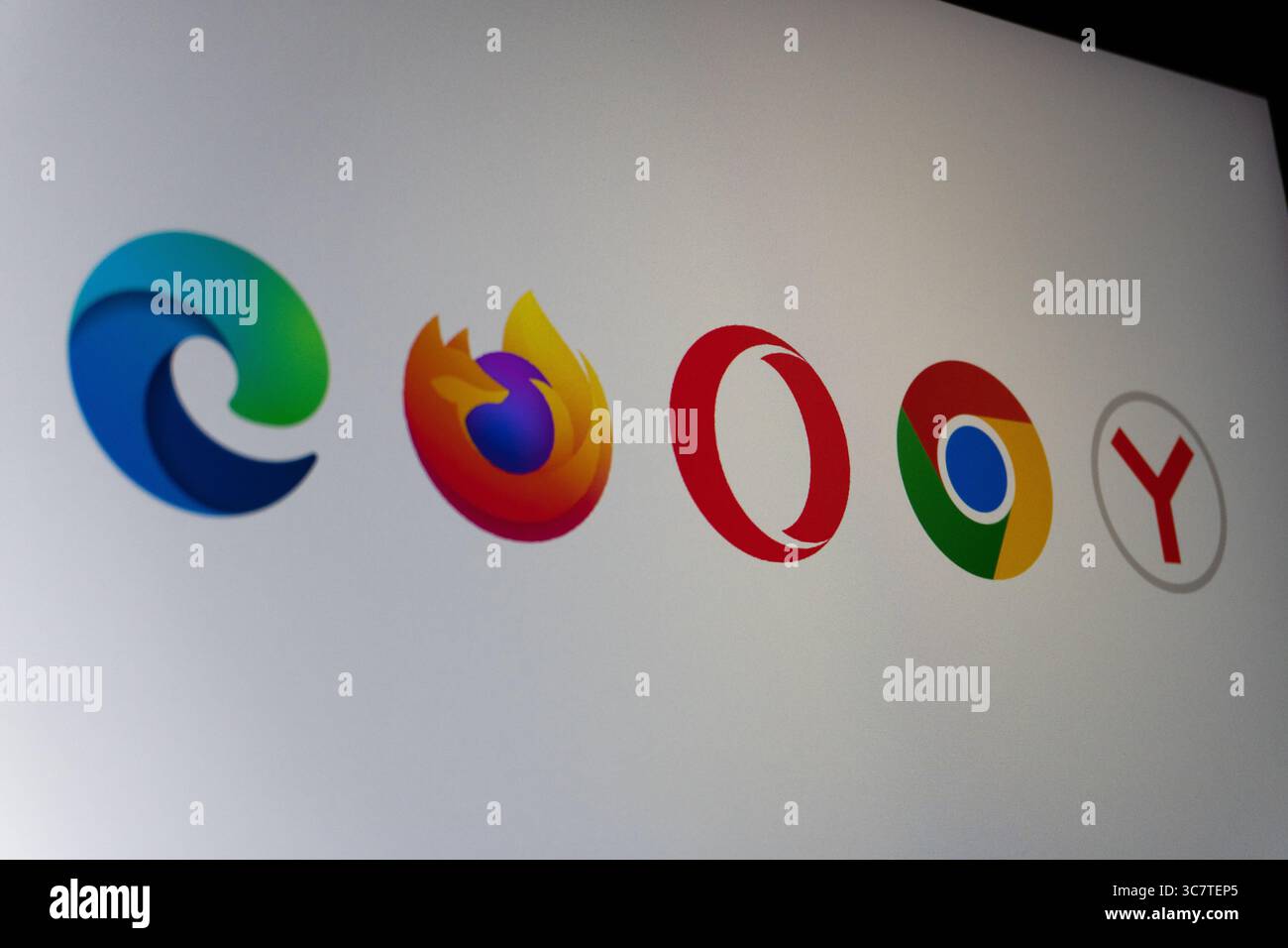 Webbrowser-Logos bei Nacht auf dem Bildschirm Stockfoto