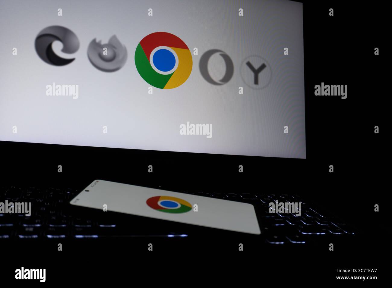 Webbrowser-Logos bei Nacht auf dem Bildschirm Stockfoto