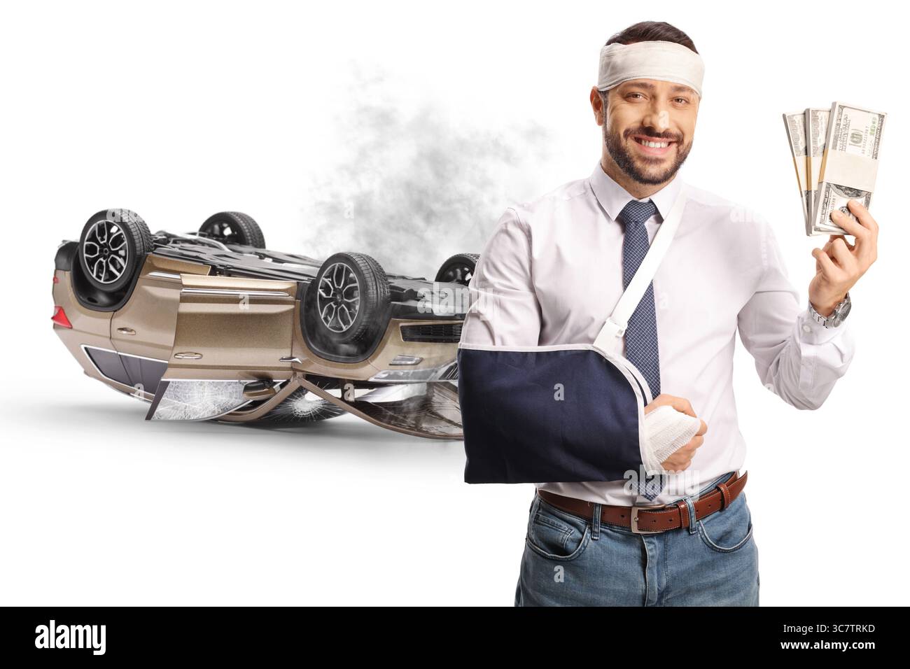 Verletzter Mann mit einem kaputten Fahrzeug, das Versicherungsgeld isoliert auf weißem Hintergrund hält Stockfoto