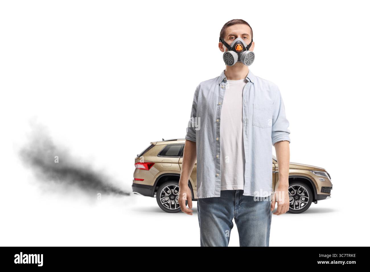Mann mit einer Gasmaske vor einem Fahrzeug mit giftigen Abgasen isoliert auf weißem Hintergrund Stockfoto