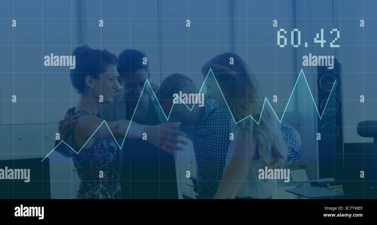 Mit steigender Liniendiagrammüberlagerung feiern Sie vier Büromitarbeiter, die sich im Büro umarmen Stockfoto