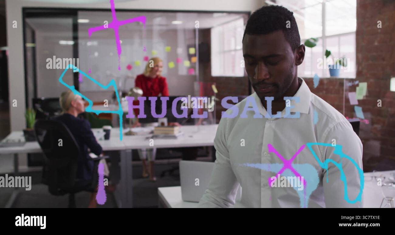 Stehender Mann in weißem Hemd, der im Büro plant, mit Glaskritzeleien, die RIESIGEN VERKAUF lesen, Kopierraum Stockfoto