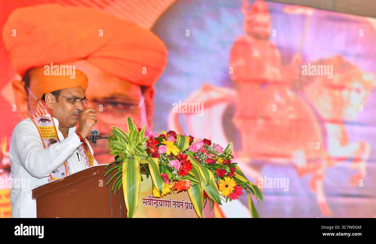 Jaisalmer, Indien, 31. Juli 2025: Rajasthan-Chef-Minister Bhajanlal Sharma spricht während des monatelangen „Netra Kumbh 2025“ (Mega Eye Camp) in Ramdevra in Jaisalmer. Quelle: Sumit Saraswat / Alamy Live News Stockfoto