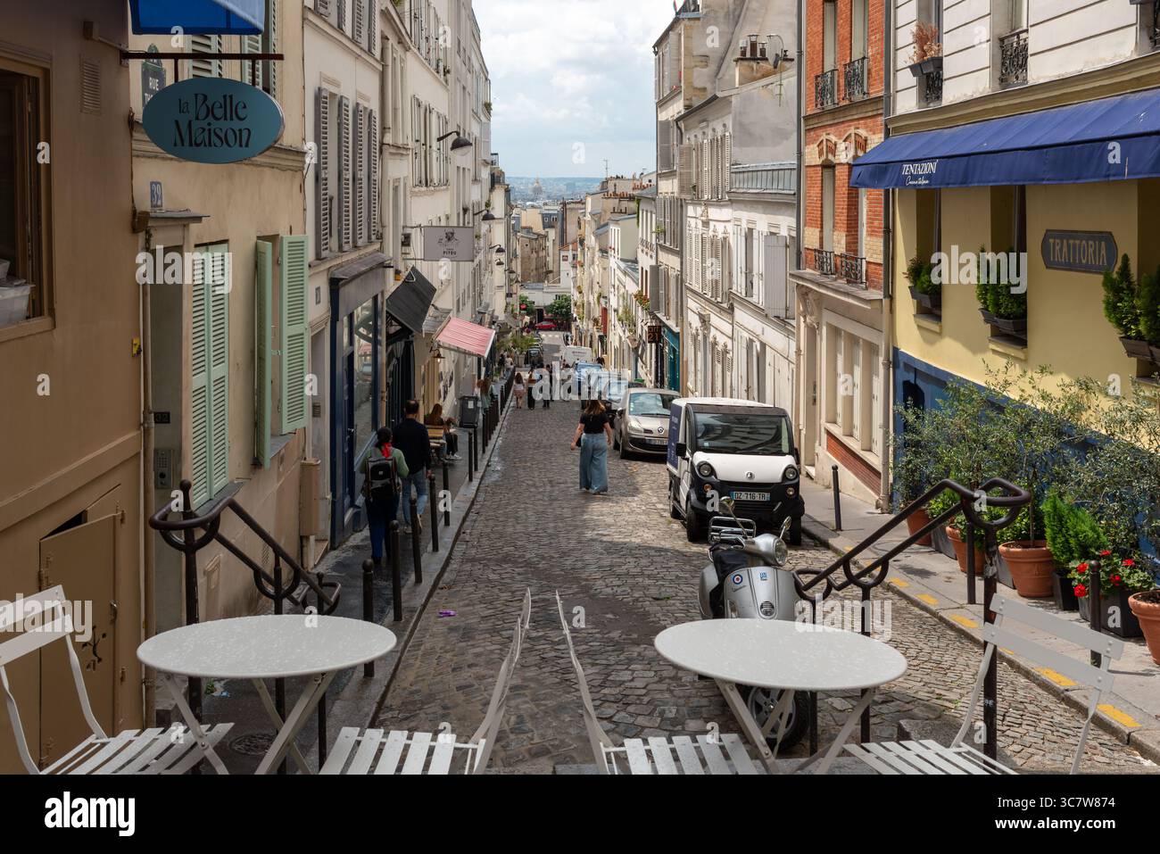 Eine charmante Kopfsteinpflasterstraße in Montmartre, dem 18. Arrondissement von Paris Stockfoto