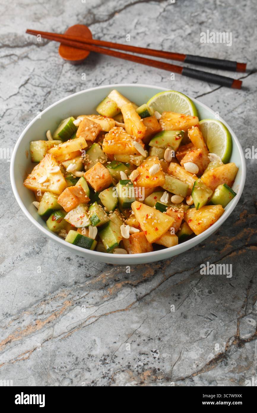Rojak-Obstgemüsesalat mit Tofu-Käse in einer Schüssel auf dem Tisch. Vertikal Stockfoto